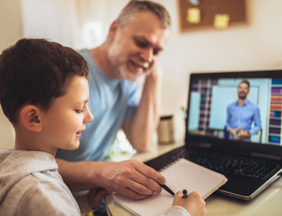 Papá y sus hijos asisten a una clase virtual