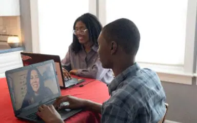 Estudiante que asiste a una clase en línea en casa