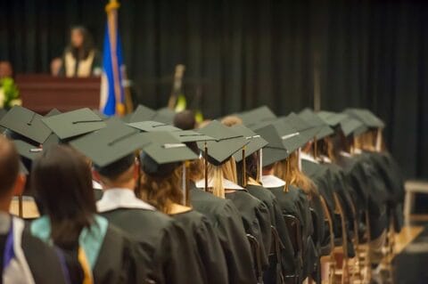 Los estudiantes hacen cola para la graduación (Foto: Business Wire)