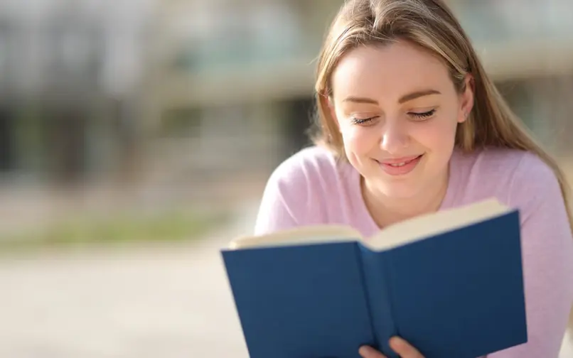 Estudiante leyendo un libro
