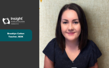 Imagen con el logotipo de Insight School of Oklahoma sobre un fondo oscuro junto al retrato de una mujer con el pelo liso y oscuro hasta los hombros, que lleva una camiseta azul marino. El texto dice: «Brooklyn Cotton, profesora, ISOK».