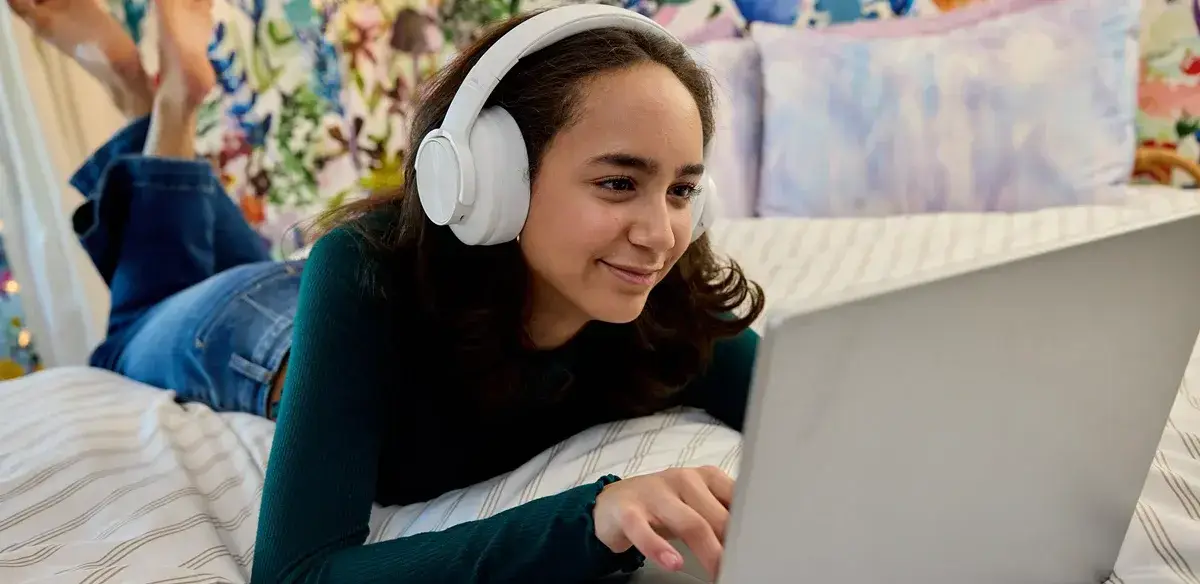 Estudiante con auriculares blancos