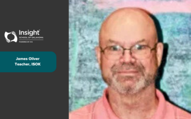 Imagen con el logotipo de Insight School of Oklahoma sobre un fondo oscuro junto al retrato de un hombre con una camisa de cuello color salmón. El texto dice: «James Oliver, profesor, ISOK».