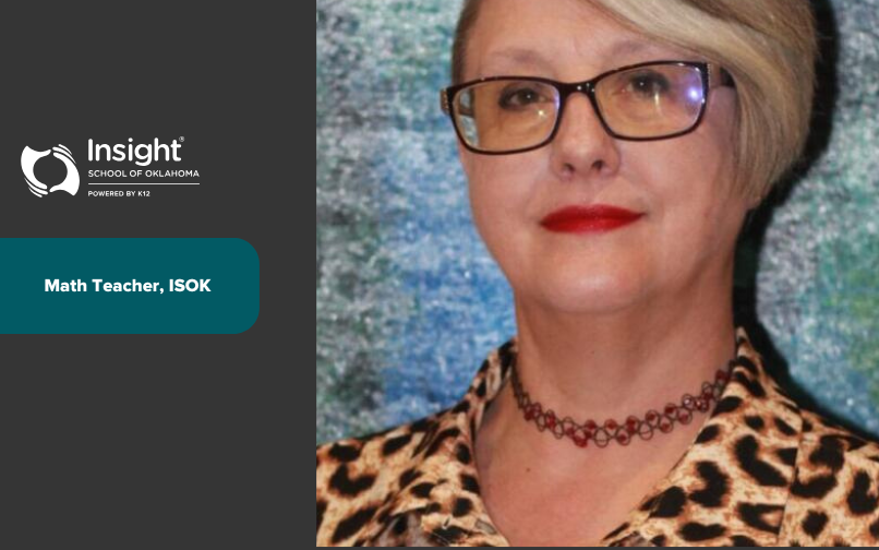 Imagen con el logotipo de Insight School of Oklahoma sobre un fondo oscuro junto al retrato de una persona que lleva una camiseta con estampado de leopardo y un collar de cuentas. El texto dice: «Profesor de matemáticas, ISOK».