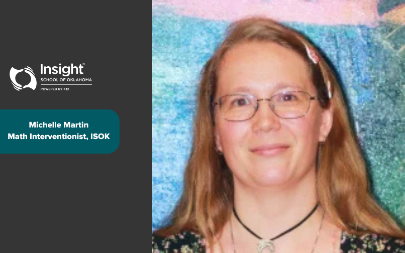 Imagen con el logotipo de Insight School of Oklahoma sobre un fondo oscuro junto al retrato de una mujer con el pelo largo castaño claro y un collar. El texto dice: «Michelle Martin, especialista en matemáticas, ISOK».