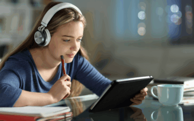 Estudiante leyendo en una tableta