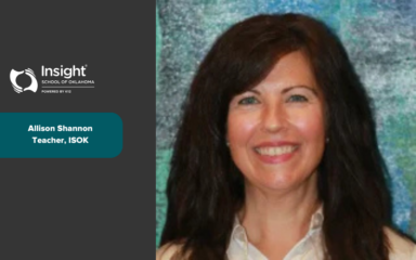 Perfil gráfico de personal profesional con el logotipo de Insight Schools of Kansas en un fondo oscuro a la izquierda, con una tarjeta de identificación que dice «Allison Shannon, profesora, ISOK». A la derecha, se muestra a una persona con cabello largo y oscuro frente a un fondo azul y verde con textura, vestida con una blusa de color claro.