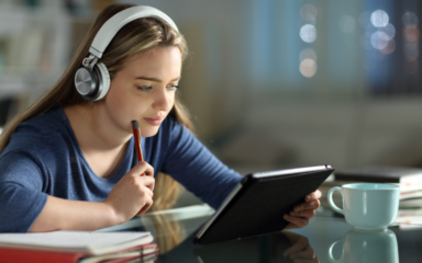 Estudiante trabajando con su tableta