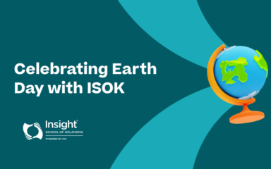 Imagen promocional del Día de la Tierra con el texto «Celebrando el Día de la Tierra con ISOK», en la que aparece un colorido globo terráqueo azul y verde sobre un soporte, el logotipo de la Insight School of Oklahoma y un fondo abstracto en tonos verde azulado y azul oscuro.