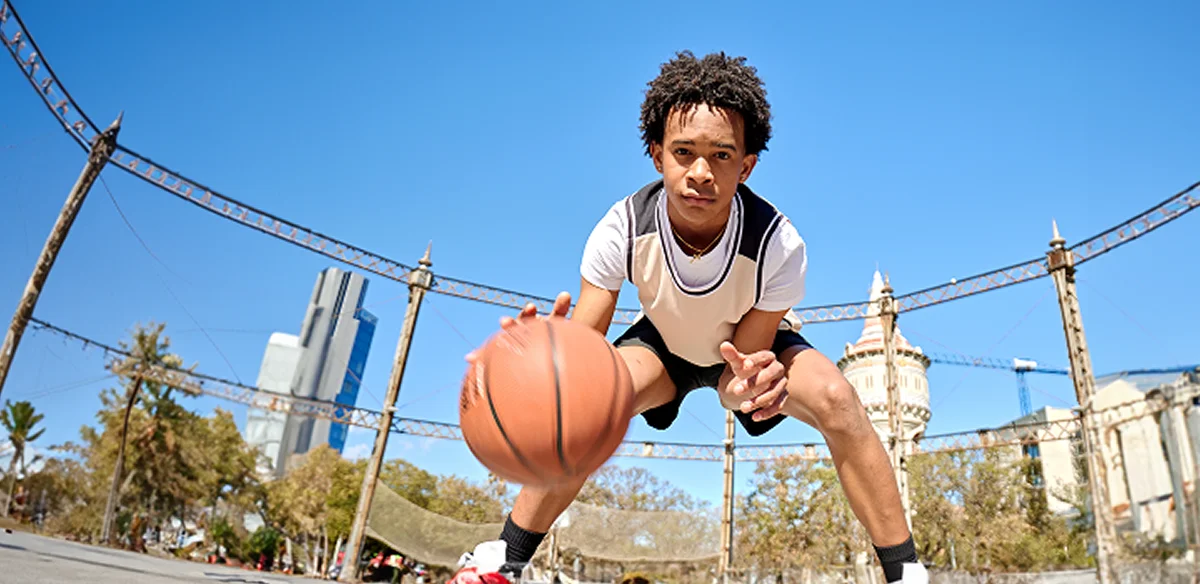 Un estudiante jugando al baloncesto